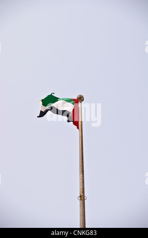 Nationalflagge der VAE auf 400 Fuß Fahnenmast auf Union House, Jumeirah Road, Dubai, Vereinigte Arabische Emirate Stockfoto