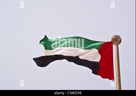 Nationalflagge der VAE auf 400 Fuß Fahnenmast auf Union House, Jumeirah Road, Dubai, Vereinigte Arabische Emirate Stockfoto