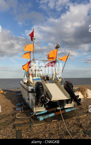 Angelboot/Fischerboot mit Fahnen für Krabben & Hummer Töpfe am Strand von Aldeburgh, Suffolk Stockfoto