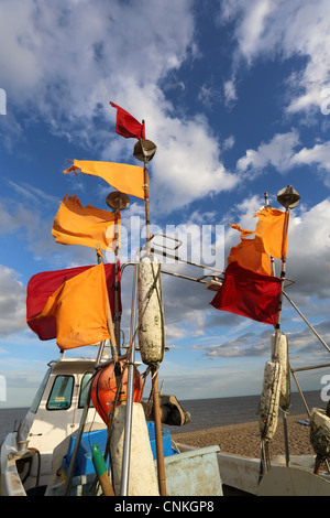 Angelboot/Fischerboot mit Fahnen für Krabben & Hummer Töpfe am Strand von Aldeburgh, Suffolk Stockfoto