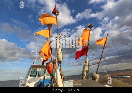 Angelboot/Fischerboot mit Fahnen für Krabben & Hummer Töpfe am Strand von Aldeburgh, Suffolk Stockfoto