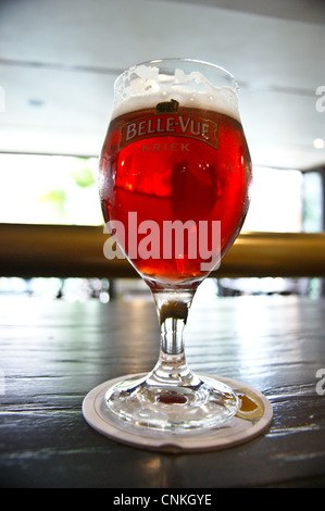 Ein bedrucktes Glas der Belgischen Bellevue Kriek Bier in einer Bar in Dubai, Vereinigte Arabische Emirate Stockfoto