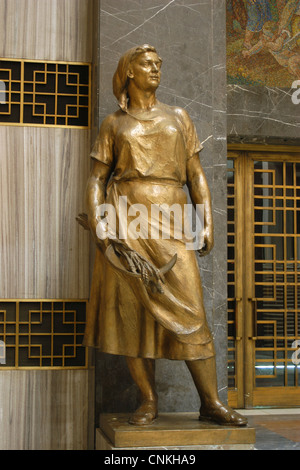 Bäuerin. Statue des tschechischen Bildhauers Miloslav Sonka (1958) in das National Monument in Vitkov in Prag, Tschechien. Die Bronzestatue wurde von der Eingangshalle des Denkmals während des letzten Umbaus entfernt. Das Foto wurde im September 2003 vor dem letzten Umbau das Nationaldenkmal für den Ausstellungsort des Nationalmuseums. Stockfoto