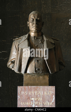 Büste von Pavel Rybalko in Rote Armee Saal in das Nationaldenkmal in Vitkov in Prag, Tschechien. Die Büste der sowjetische Militärkommandant Pavel Rybalko des tschechischen Bildhauers Josef Kolumek wurde während des letzten Umbaus entfernt. Das Foto wurde im September 2003 vor dem letzten Umbau das Nationaldenkmal für den Ausstellungsort des Nationalmuseums. Stockfoto