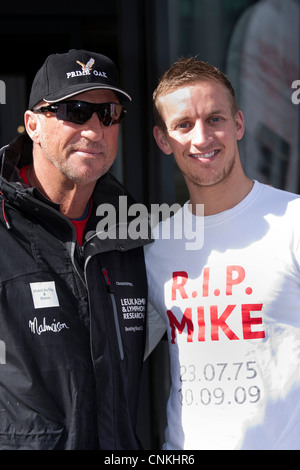 Ian Botham "Beefy" beginnt das Birmingham Bein von seinem 2012 "Great vergessen mich nicht Walks". Mit Carl Baker, rechts abgebildet. Stockfoto