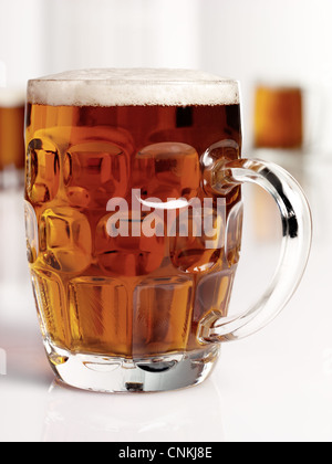 Still-Leben: ein Pint Bier in einem Bierglas auf weiß Stockfoto