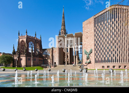 Alte Kathedrale Coventry Muschel und neue moderne Kathedrale West Midlands England UK GB EU Europa Stockfoto