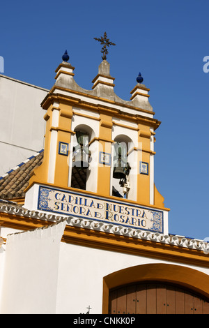 Detail der Fassade der Capilla de Nuestra Señora del Rosario (Kapelle unserer lieben Frau vom Rosenkranz) in der Altstadt von Sevilla, Spanien Stockfoto