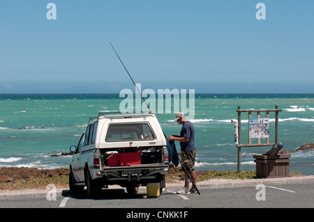 Man bereitet sich in der Nähe von Hermanus Western Cape Südafrika Angeln gehen Stockfoto