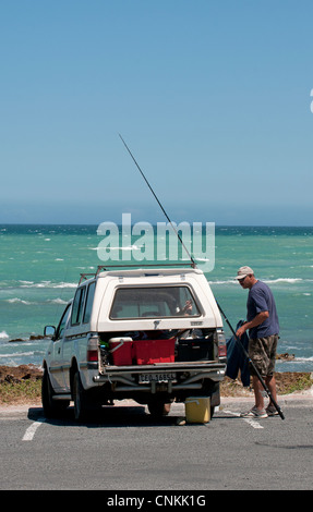 Man bereitet sich in der Nähe von Hermanus Western Cape Südafrika Angeln gehen Stockfoto