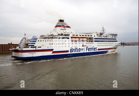 Brittany Ferries Unternehmen Schiff Schiff Fähre Normandie nähert sich Portsmouth Harbour südlichen England UK Stockfoto