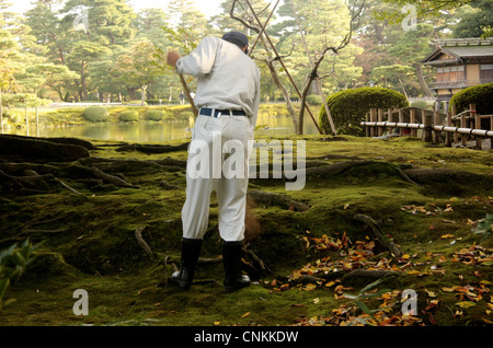 Japanische Gärtner Rechen lässt im Kenrokuen Garten in Kanazawa, Japan Stockfoto