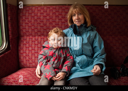 Zwei Jahre alter Junge und seine Großmutter auf der Brunnenkresse Linie Mitte Hants Eisenbahn, Alresford, Hampshire, England, Vereinigtes Königreich. Stockfoto