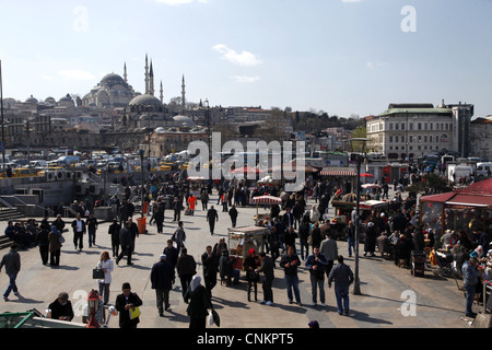 Menschen im Quadrat & SÜLEYMANIYE & RUSTEM PASA Moscheen EMINONU ISTANBUL Türkei 27. März 2012 Stockfoto