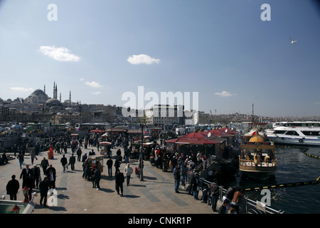 Menschen IN der quadratischen AT DOCK EMINONU ISTANBUL Türkei 27. März 2012 Stockfoto