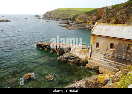 Die alten stillgelegten R.N.L.I. Eidechse Rettungsstation am Polpeor Cove, Lizard Point, Cornwall, UK. Stockfoto