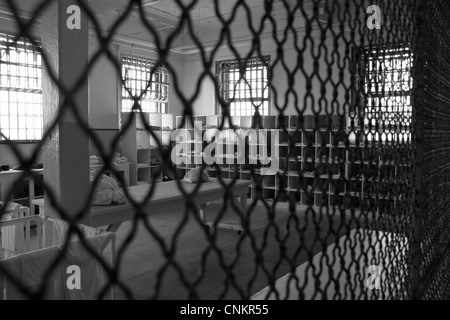 Gefängnis Alcatraz, San Francisco, Amerika, mesh-Zaun. schwarz / weiß, Vintage Umkleideraum, schwarz / weiß Stockfoto