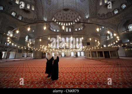 MUSLIMINNEN IN der blauen Moschee SULTANAHMET ISTANBUL Türkei 27. März 2012 Stockfoto