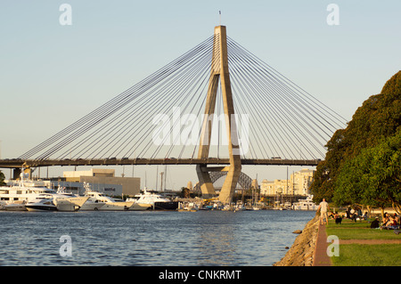 ANZAC Bridge von Blackwattle Bay Park gesehen Stockfoto