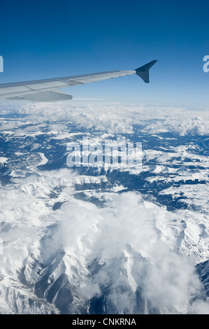 Tragfläche mit blauem Himmel & Berge unten Stockfoto