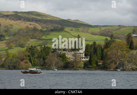 Von Lake Windermere, Lake District National Park, Cumbria, England UK gesehen Langdale Chase Hotel Stockfoto