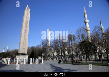 SCHLANGENSÄULE & blaue Moschee SULTANAHMET ISTANBUL Türkei 27. März 2012 Stockfoto