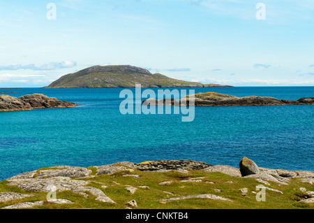 Die unbewohnte Insel von Maol Domhnaich gesehen von Vatersay in den äußeren Hebriden. Stockfoto