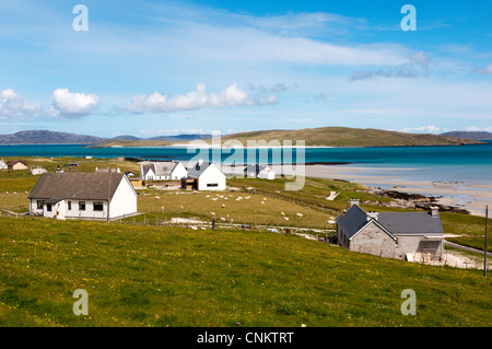 Die kleine Siedlung Eoligarry im Norden der Insel Barra mit Blick auf Tràigh Sgùrabhal. Stockfoto