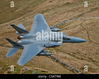 F-15 s niedrigen Niveau in Nord Wales Mach Schleife. Stockfoto