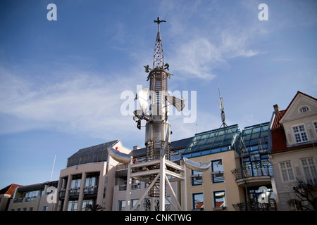 Turm von Albert Sous, moderne Kunst auf dem Marktplatz in Aurich, Ostfriesland, Niedersachsen, Deutschland Stockfoto