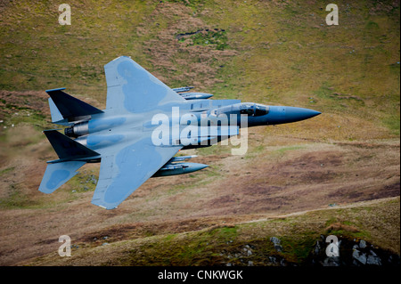 F-15 s niedrigen Niveau in Nord Wales Mach Schleife. Stockfoto