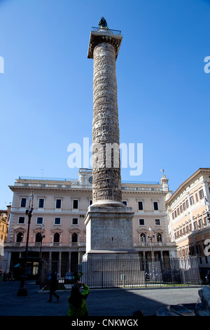 Blick auf die Stadt von Rom mit alten Gebäuden, Denkmäler, Kunst. Roma, Italia, Europa. Piazza Colonna mit Spalte von Marcus Aurelius Stockfoto