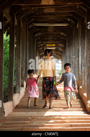 Kinder wenige Treppenstufen vom Kloster, Kalaw, Burma. Myanmar. Mädchen mit bemaltem Gesicht - Thanaka deutlich burmesischen Stockfoto