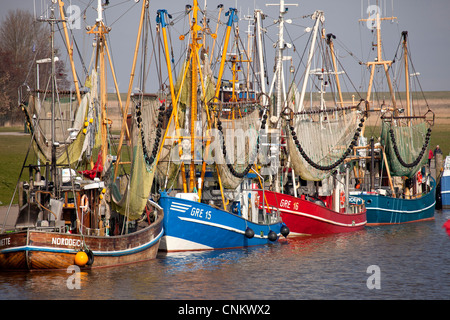 Shrimp-Kutter im Hafen von Greetsiel, Ostfriesland, Niedersachsen, Deutschland Stockfoto