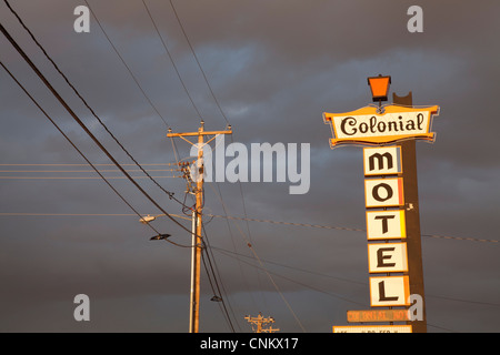 Colonial Motel-Schild auf der Route 66, Gallup, New Mexico. Stockfoto
