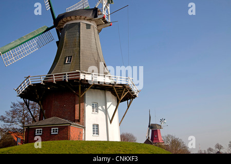 Greetsieler Zwillingsmuehlen Windmühlen, zwei historische Windmühlen in der Resort-Stadt Greetsiel, Ostfriesland, Stockfoto