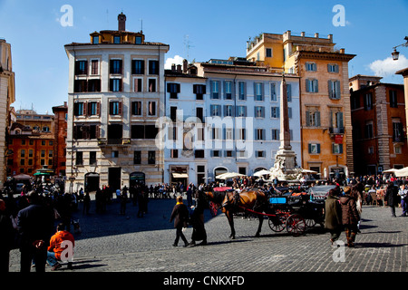 Blick auf die Stadt von Rom mit alten Gebäuden vor dem Pantheon, Denkmäler, Kunst und Sehenswürdigkeiten. Roma, Italia, Europa Stockfoto