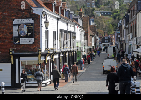 Lewes Stadtzentrum East Sussex UK - Cliffe High Street mit der berühmten "Harveys" Brauerei shop links Stockfoto