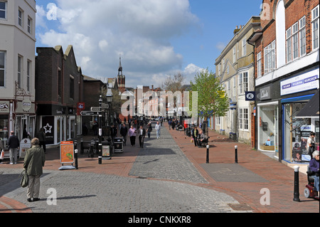 Lewes Stadtzentrum East Sussex UK - der High Street mit Menschen Stockfoto