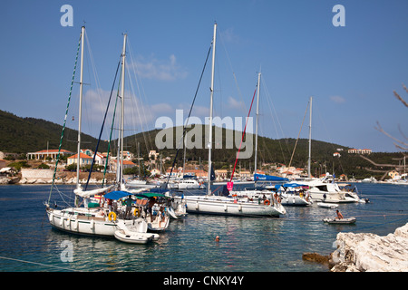 Yachten ankern im Hafen von Fiskardo auf der Insel Kephalonia in Griechenland Stockfoto