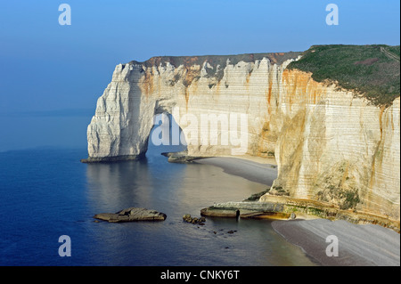 La Manneporte bei Sonnenuntergang, ein natürlicher Bogen in den Kreidefelsen bei Etretat, Côte d'Albâtre, Haute-Normandie, Frankreich Stockfoto