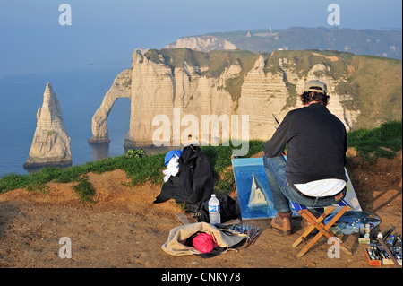 Maler, Malerei, L'Aiguille und Porte D'Aval, ein natürlicher Bogen in Kreide Klippen von Etretat, Côte d'Albâtre, Haute-Normandie, Frankreich Stockfoto