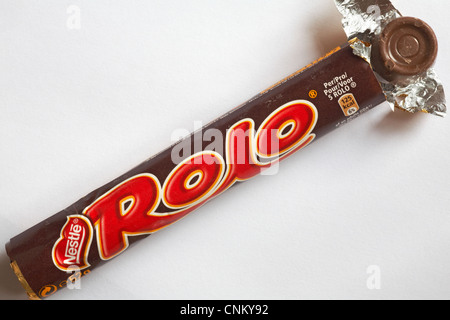 Paket von Nestle Rolo Pralinen mit Paket rückgängig gemacht um Inhalt setzen auf weißem Hintergrund zu zeigen Stockfoto