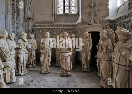 Skulpturen in der Kapelle des Heiligen Geistes / Chapelle du Saint-Esprit, im Flamboyantstil in der Rue, Picardie, Frankreich Stockfoto