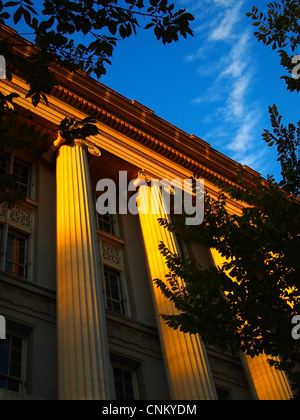 Eine Reihe von ionischen Säulen an der Vorderseite des großen, schickes Altbau, gebadet in den späten Tag Farben des Sonnenuntergangs. Stockfoto