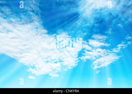 Sonne Strahlen durch weiche Feder Wolken am blauen Himmel mit Weitwinkel-Objektiv geschossen Stockfoto