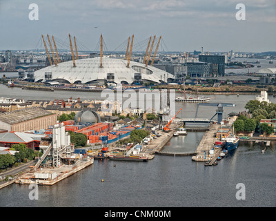 O2-Arena und Themse von Canary Wharf London gesehen Stockfoto