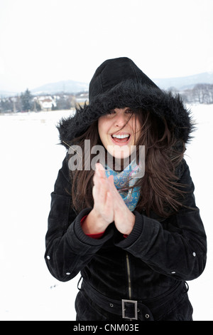 Frau trägt Parka im Schnee Stockfoto