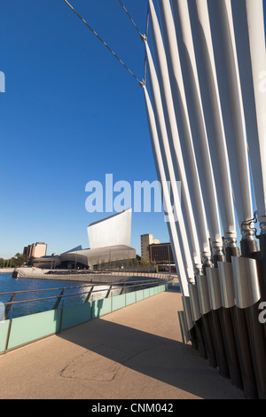 Imperial War Museum North gesehen von der Fußgänger-Hängebrücke, Salford Quays, Manchester, England Stockfoto