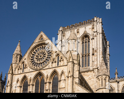 Rose Fenster und Central Tower York Minster UK Stockfoto